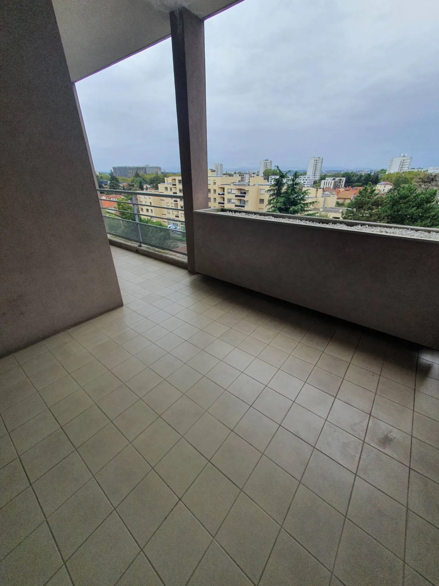 A louer T2 avec belle terrasse à Bron proche Campus Porte des Alpes