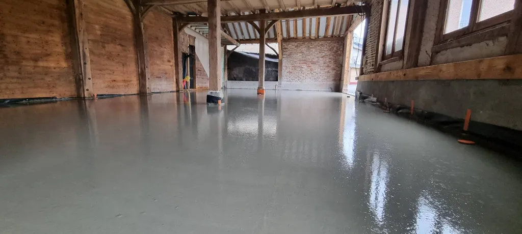 Artisan chapiste spécialisé en pose de chape fluide ciment et anhydrite pour plancher chauffant en Normandie
