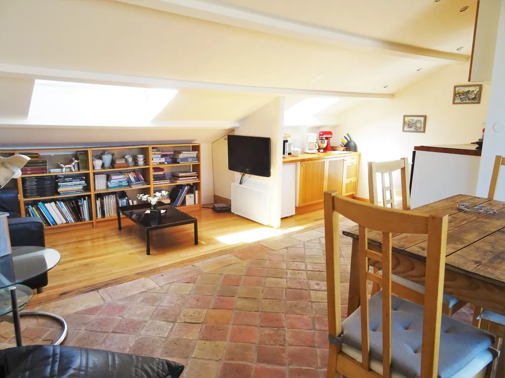 Avignon Intra Muros, zone piétonne, charmant duplex avec 2 terrasses.   