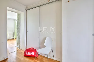 Rue de Lorraine à Saint Germain en Laye Superbe appartement traversant de 66,23 M2, extrêmement lumineux et disposant de vues dégagées, situé au 3ème étage d'un immeuble ancien.