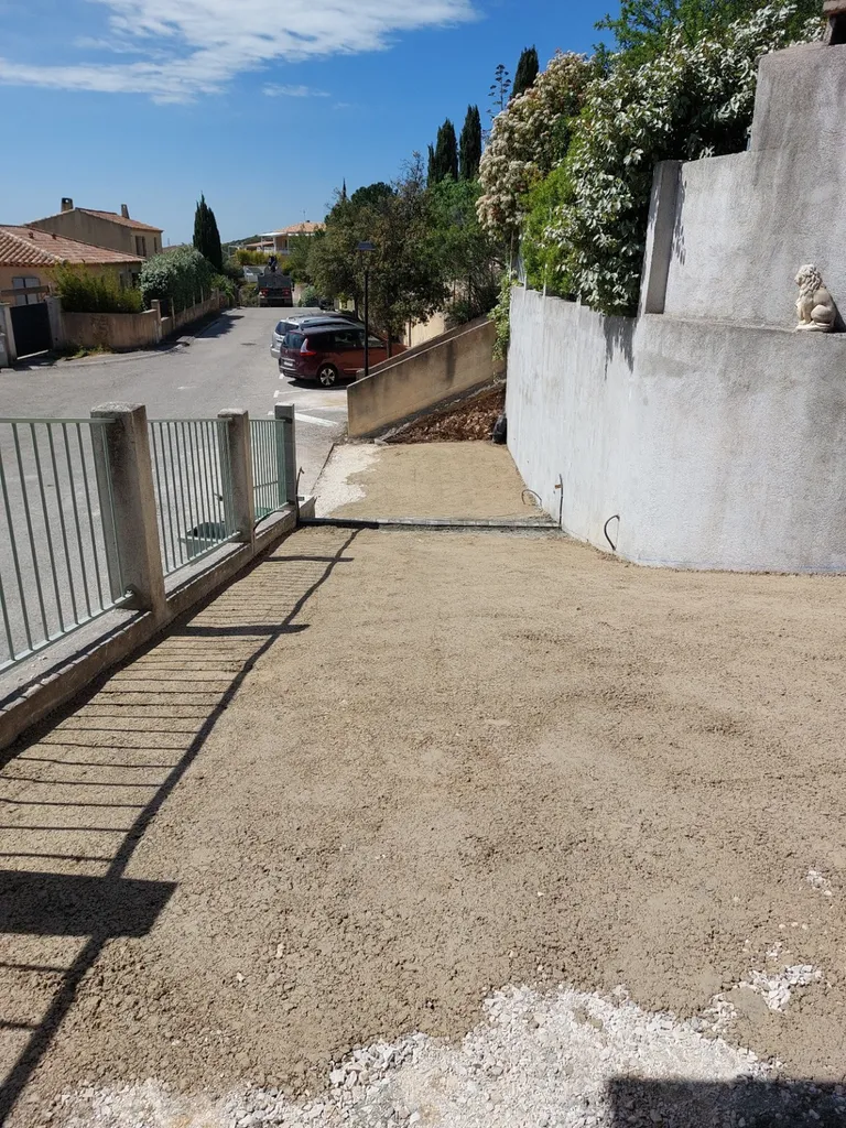 application d'enrobé de bitume noir sur Coudoux dans les Bouches-du-Rhône 