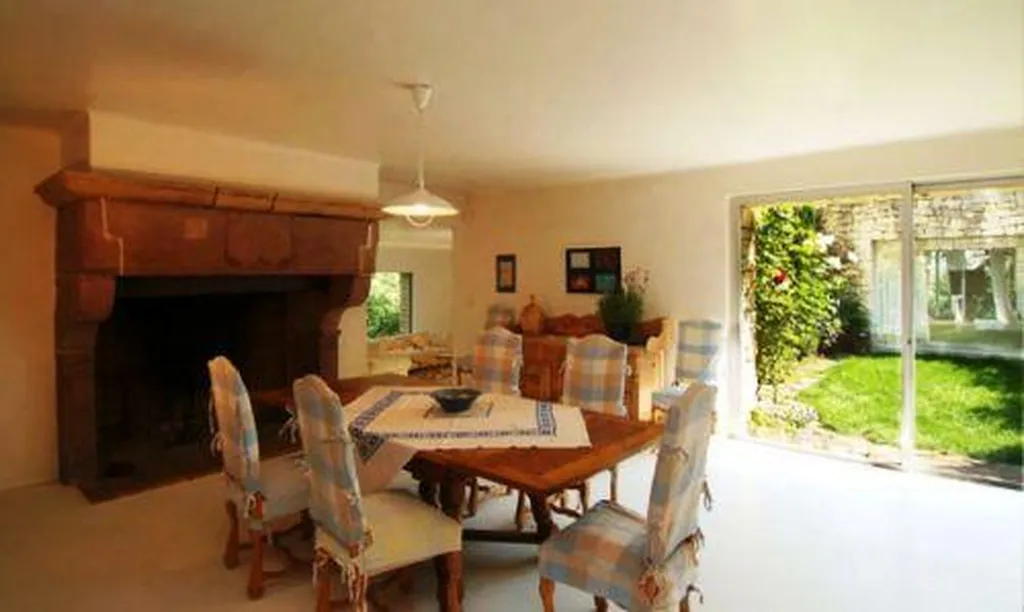 Maison moderne dans un cadre de verdure en Comtat Venaissin.