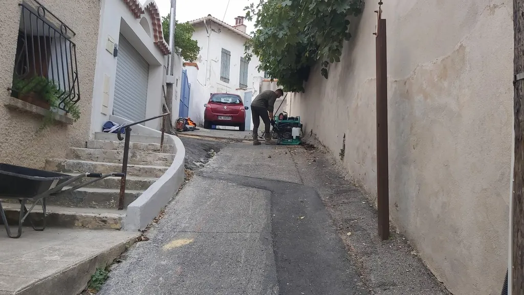 Application d'enrobé de bitume noir à Marseille dans les Bouches du Rhône