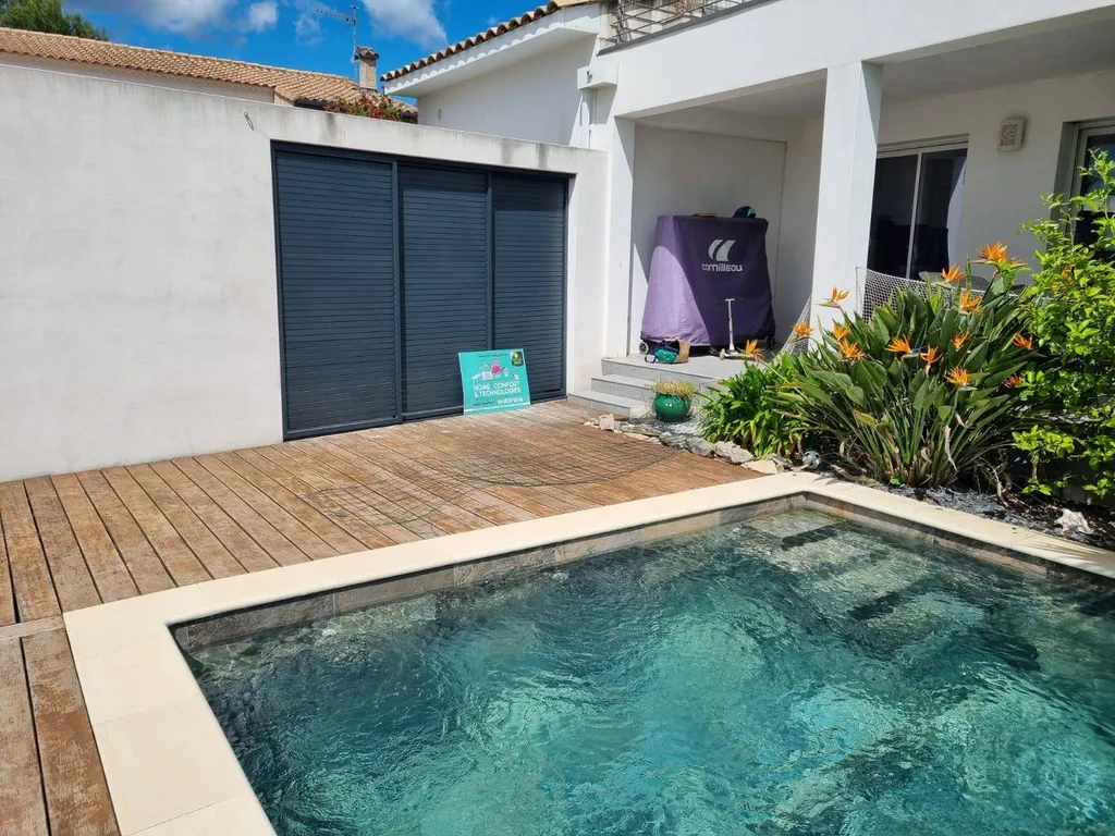 Installation d'un brise-vue en aluminium près de Nîmes sur la commune de Saint-Chaptes