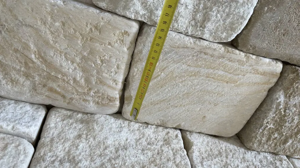 Pavé Montignac vibré ou Rustique pour carrelage pierre, dallage terrasse, sol, allée, piscine, coursive à Bordeaux et Dordogne pour livraison partout en France