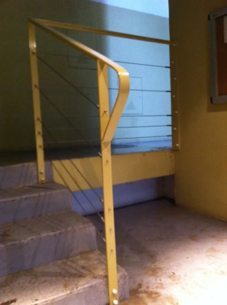 GARDE CORPS AVEC  CABLES ACIER FABRIQUES ET MIS EN PLACE A  MARTIGUES REGION PACA