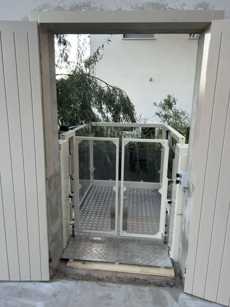 Parfaite intégration à son environnement pour cette plateforme verticale Strategos côté aire de vie à Cassis près de Marseille