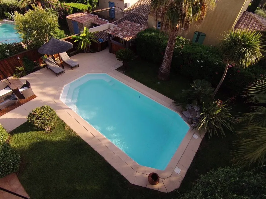 Piscine avec jardin et margelles