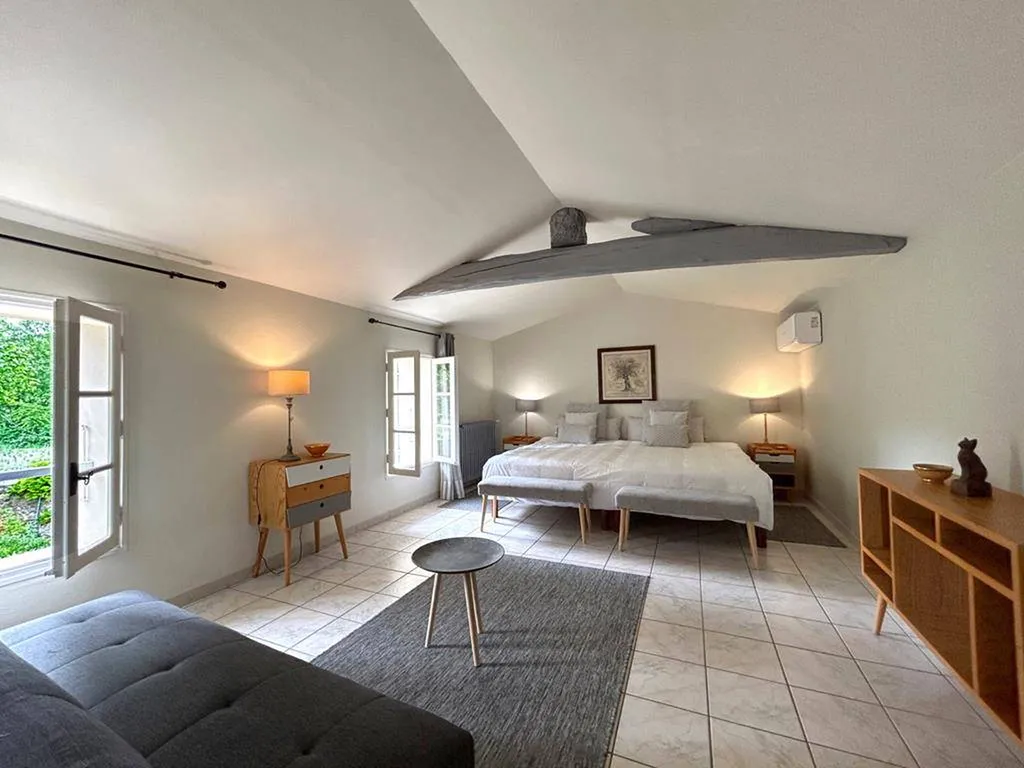 Mormoiron - Domaine viticole, oléicole, 3 gites avec piscine au pied du Mont-Ventoux.