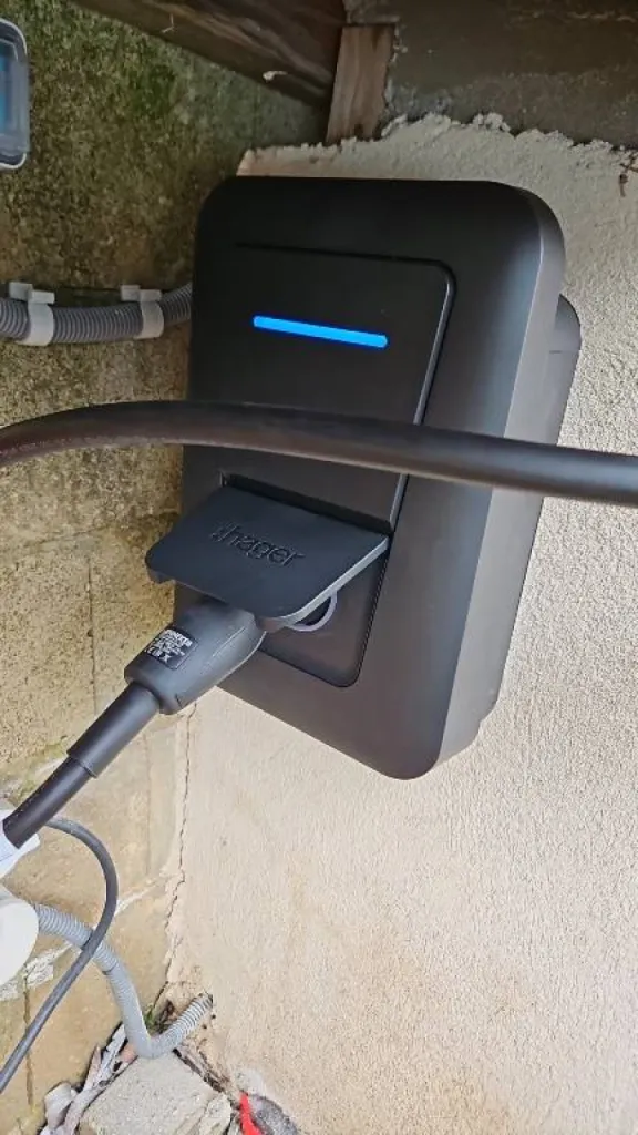 Borne de recharge Hager Witty One, modèle compact et design pour voiture électrique au Revest-les-Eaux dès 590€