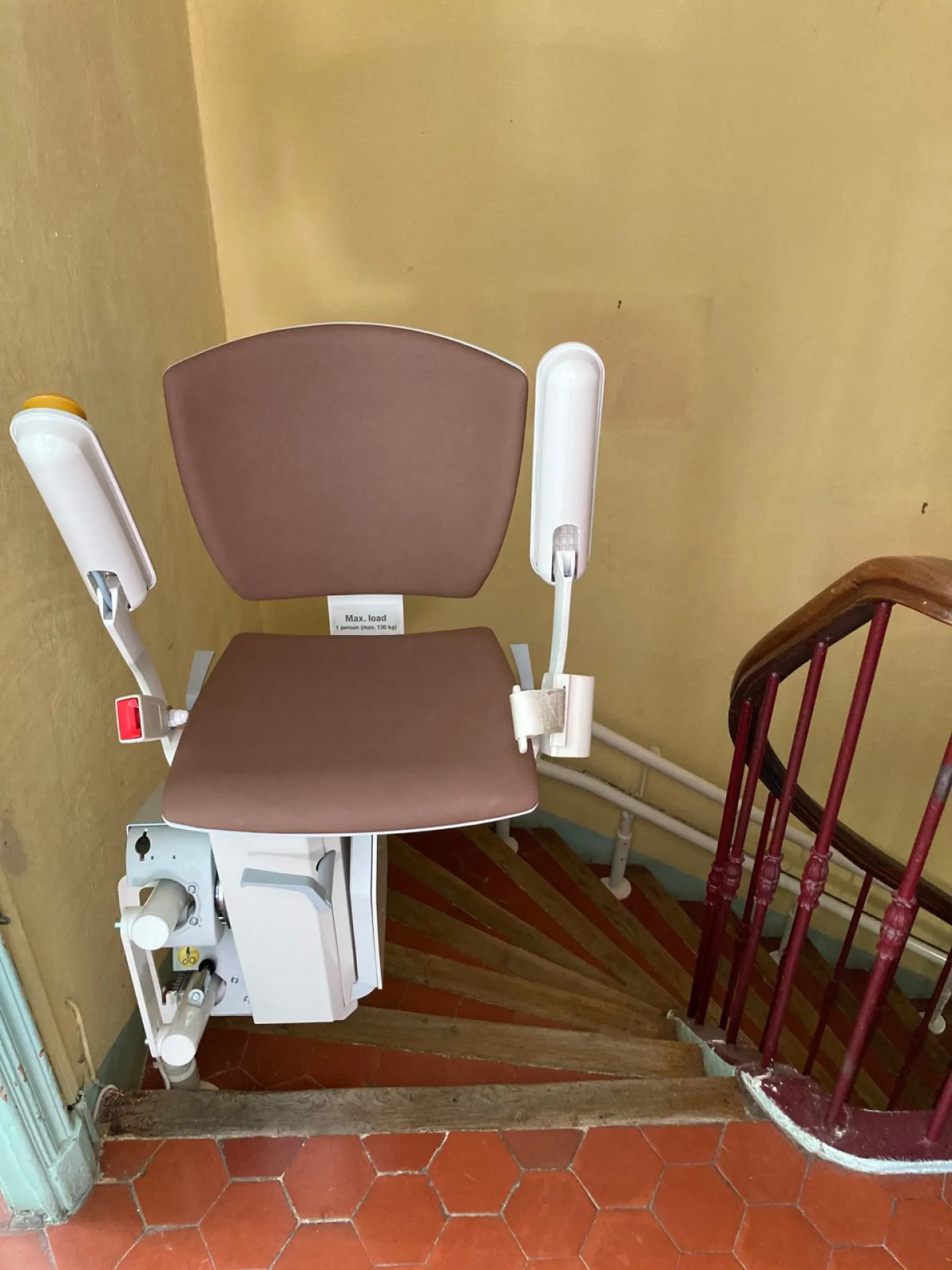 Installation d’un fauteuil monte escalier courbe chez un particulier à Toulon dans le Var