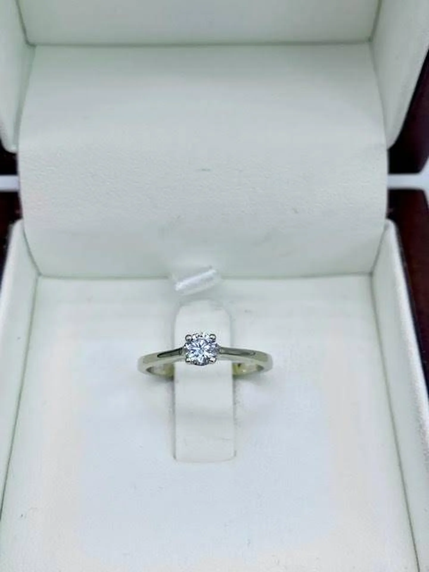 Diamant Éternel: La Quintessence de l'Amour chez Bijouterie Or Ligne en Gironde