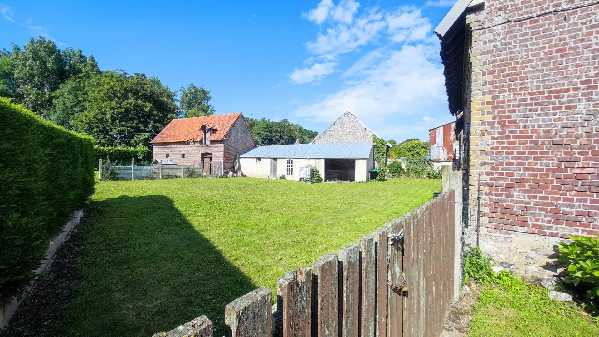 Terrain de 1411 m² avec bâtiments, proche mer de Dieppe (76)