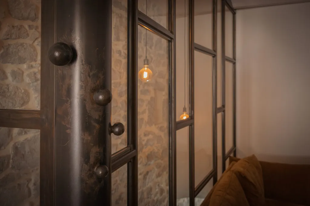 Verrière pour les bureaux de l'agence Tourre Immobilier à Ruoms en Ardèche intégrant un porte-manteau soudé unique.