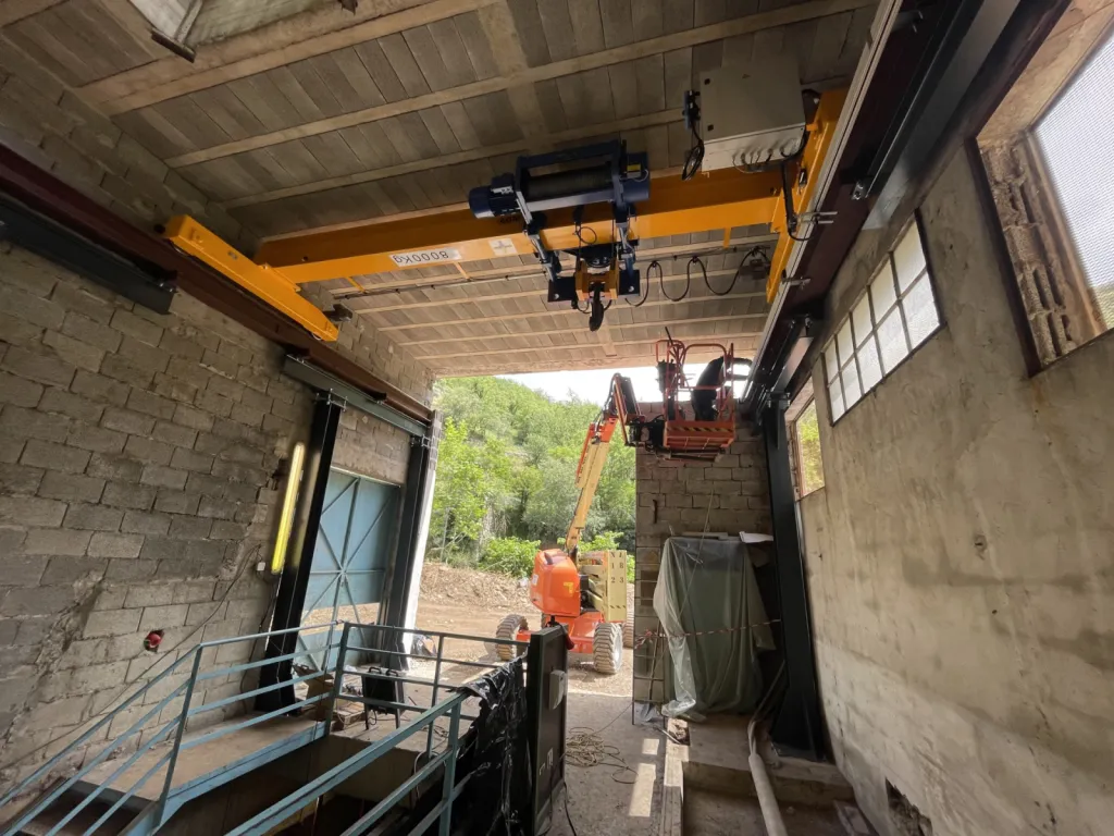 Remplacement d'un pont manuel 5T pour un pont tout électrique 8T et renforcement de son chemin de roulement dans la région de Valence dans une centrale hydroélectrique