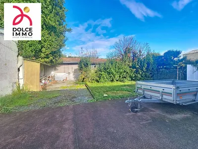 Garage spacieux permettant stationnement, atelier ou espace de stockage.