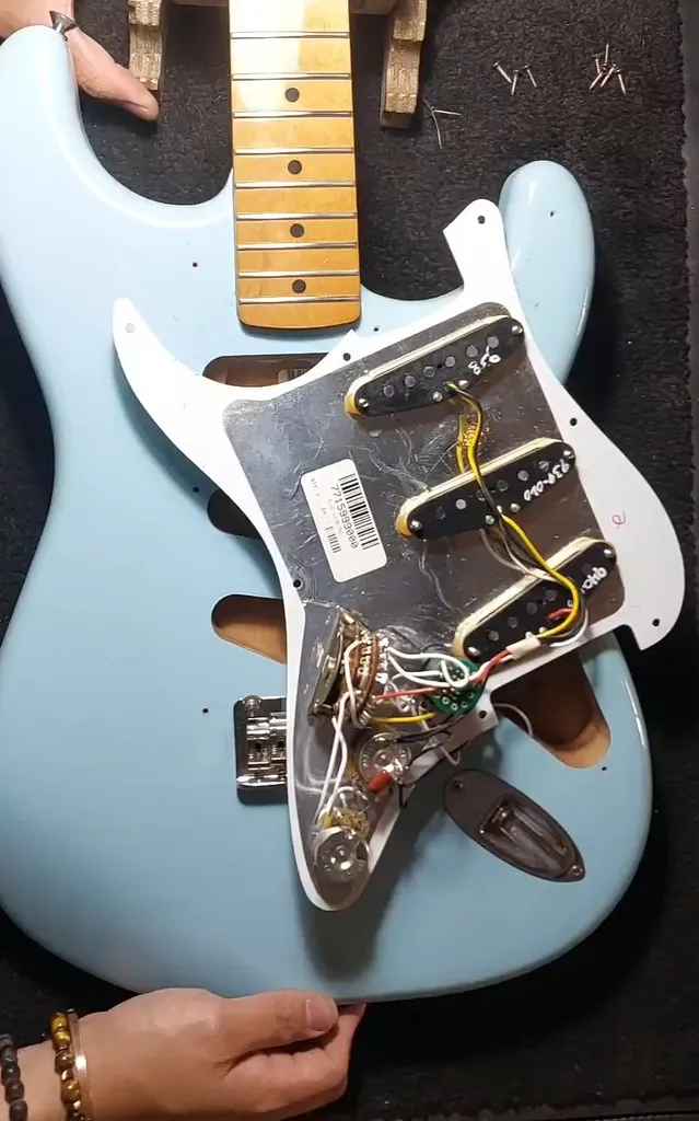 Réglage complet et réfection du câblage électronique d’une guitare électrique Fender Stratocaster par luthier professionnel à Sète dans l’Hérault