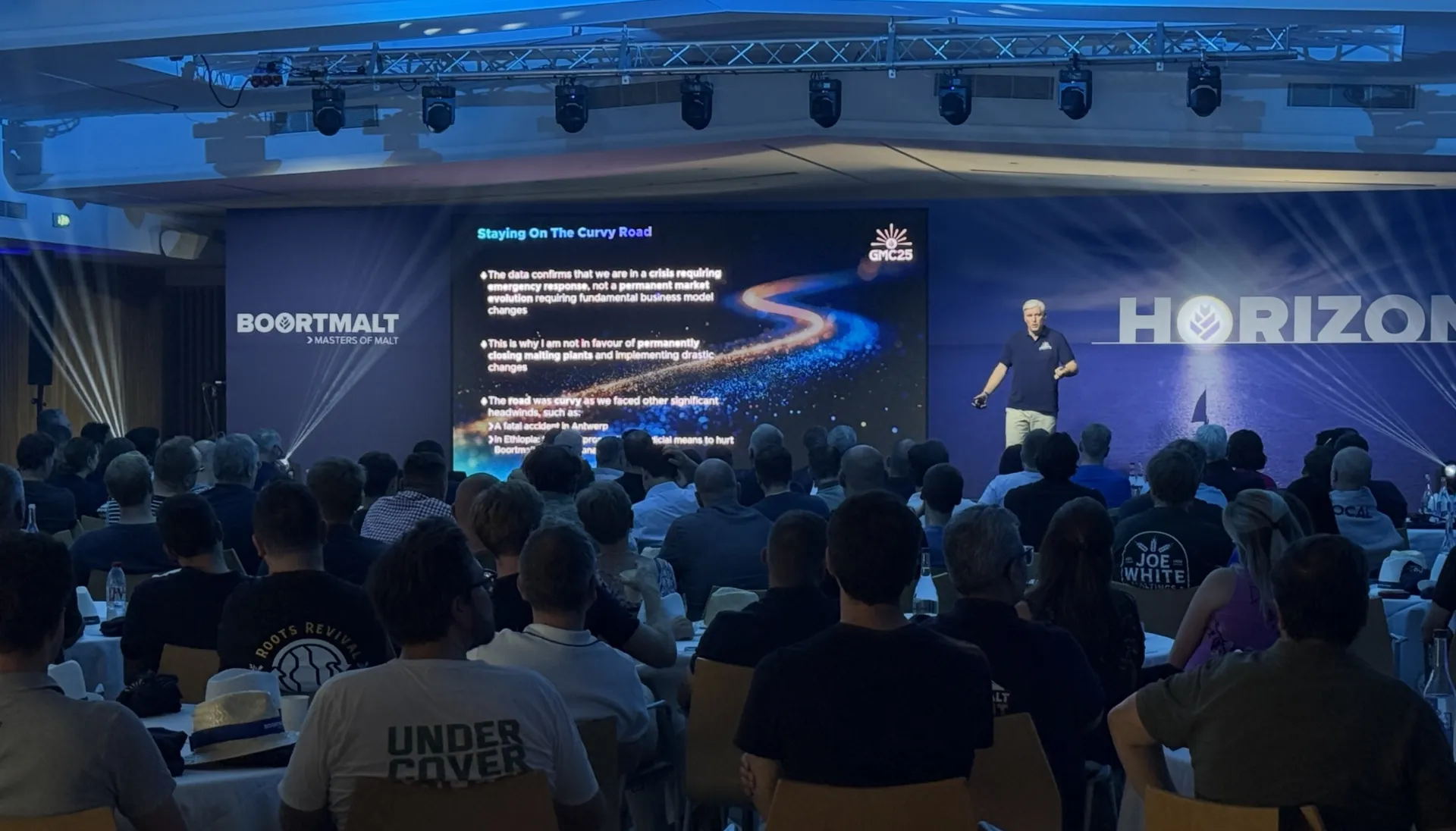 location de matériel sonorisation éclairage audiovisuel podiums pupitre structures scène à Saint tropez dans le Var