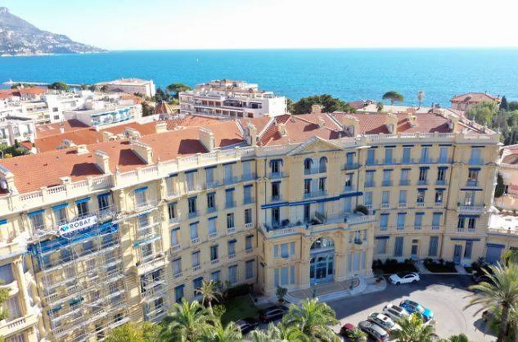 Ravalement du BRISTOL à Beaulieu-sur-Mer – Façade restaurée par ROBAT face à la mer