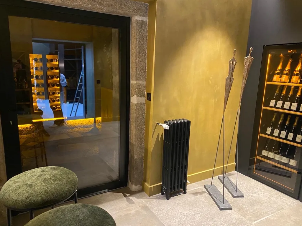 Pose d’une grande porte aluminium  noire satiné de chez wicona, à Saint-Cyr au Mont-Dor