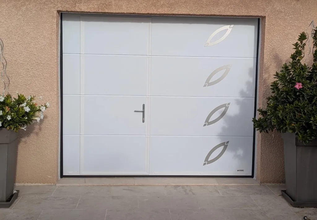 Porte de garage sectionnelle avec motif exterieur