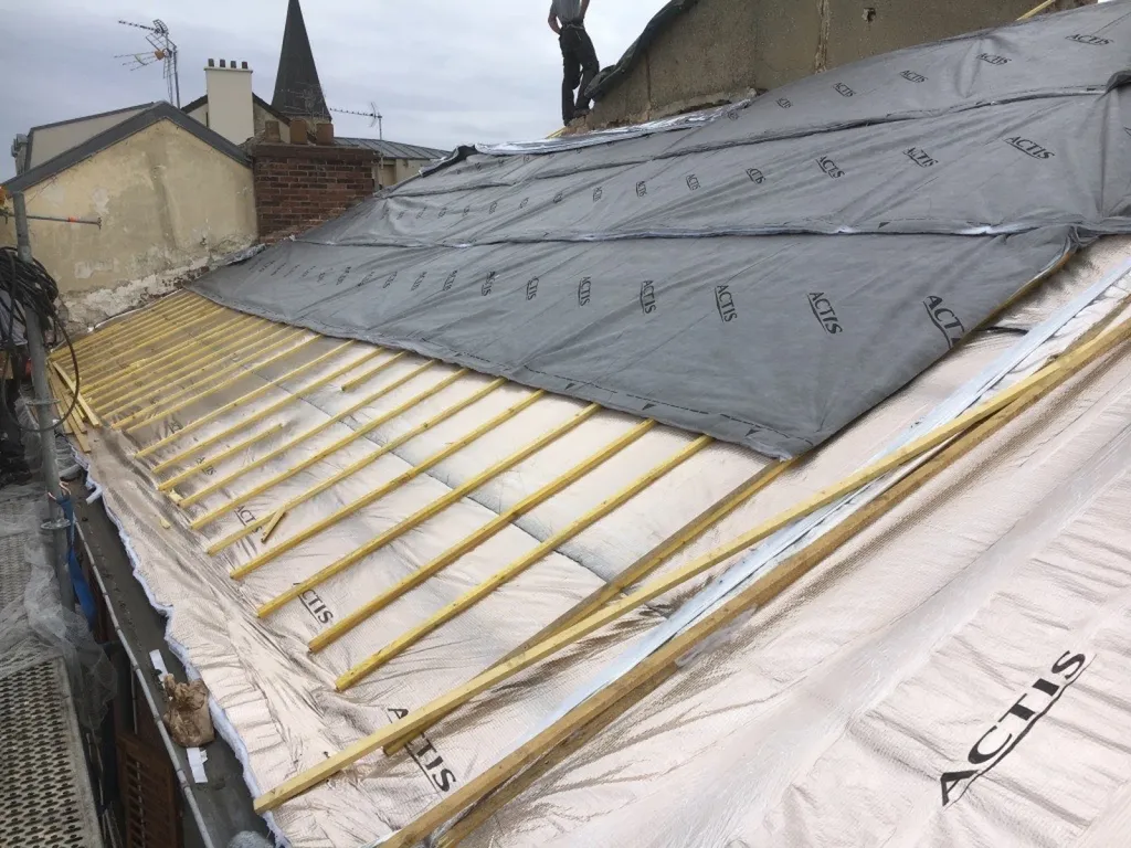  Isolation par l’extérieur d’une toiture avec thermaux réflecteurs Actis près de Nantes