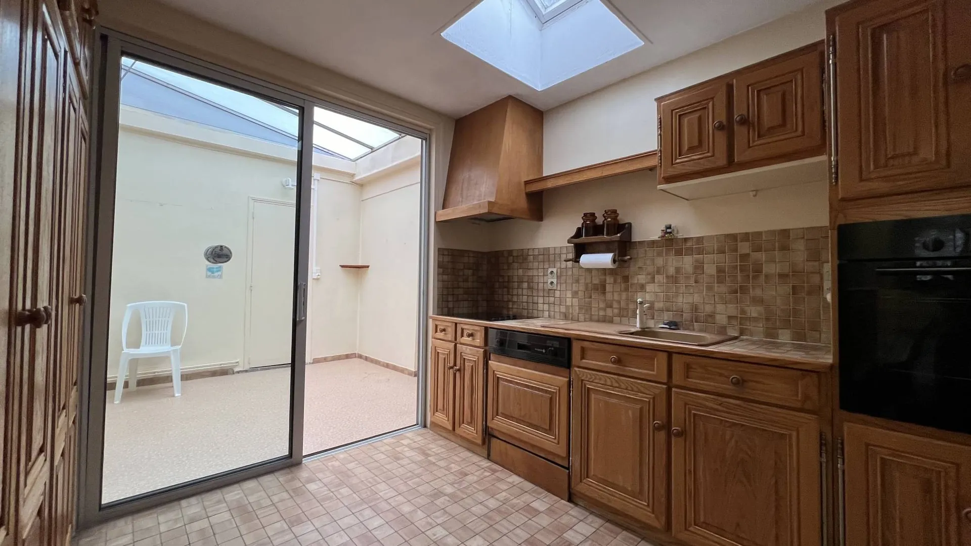 Maison de ville 176m² en briques avec 8 chambres, grenier aménageable et sous-sol, offrant un fort potentiel de transformation en immeuble de 6 lots à Eu 76260.