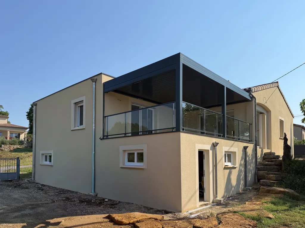 Pergola bioclimatique et garde-corps vitré à Laurac-en-Vivarais : une réalisation RG Aluminium pensée pour durer et structurer l’extérieur