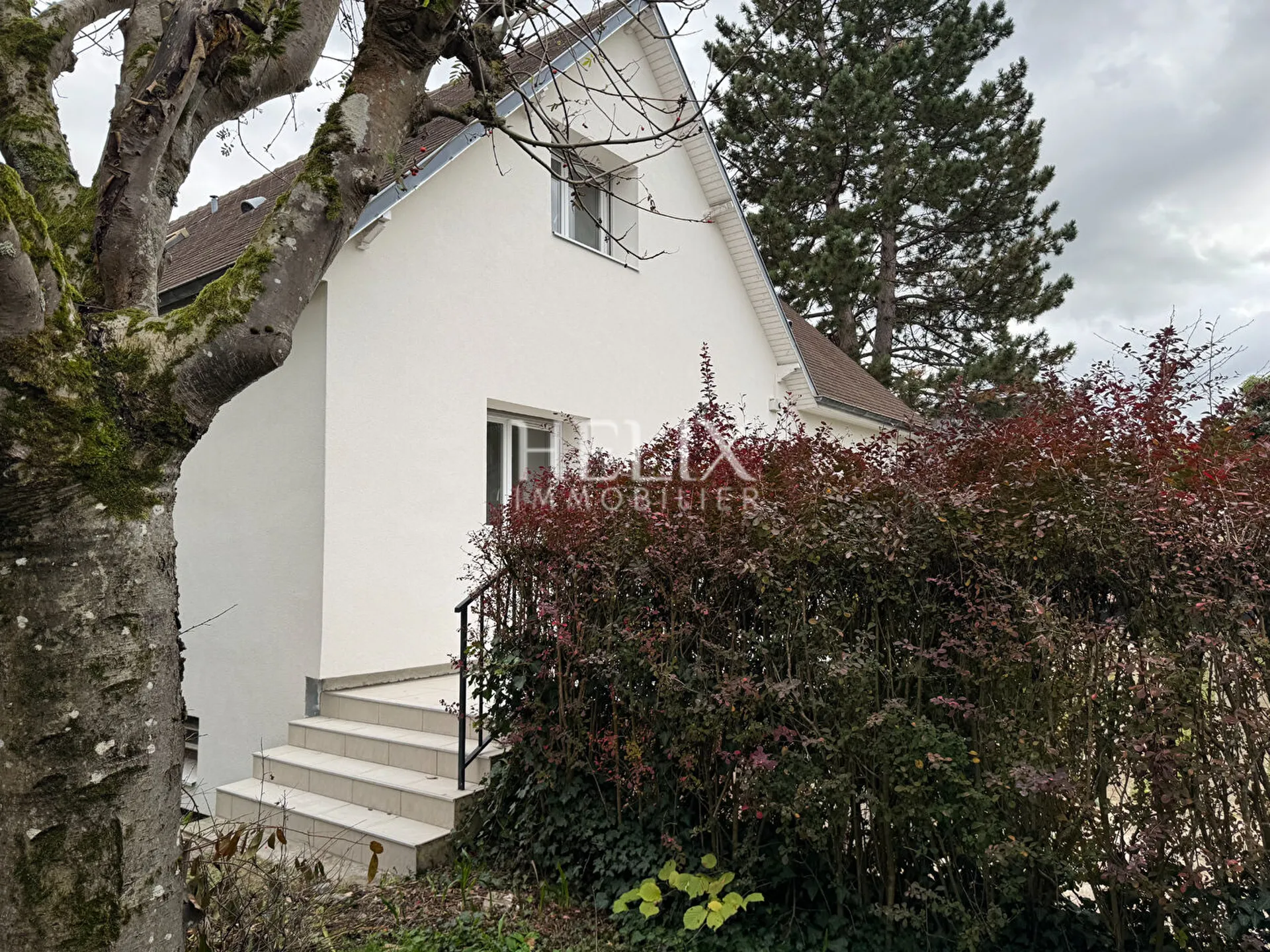 En exclusivité à vendre Orgeval une jolie maison de 210 M²  édifiée sur terrain de 834 M², 5 minutes à pied du centre ville, commerces , proche école Jeanne d'Arc.