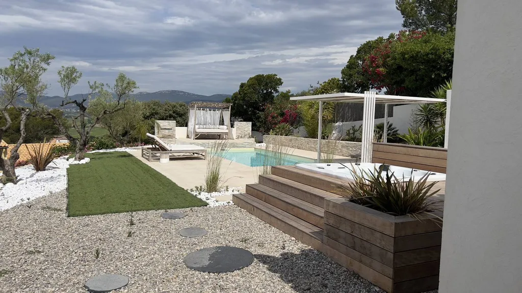 Cette piscine coque Celestine 7 installée il y a 8 ans sur Pierrefeu-du-Var dans le Var par l'agence Alliance Piscines Toulon