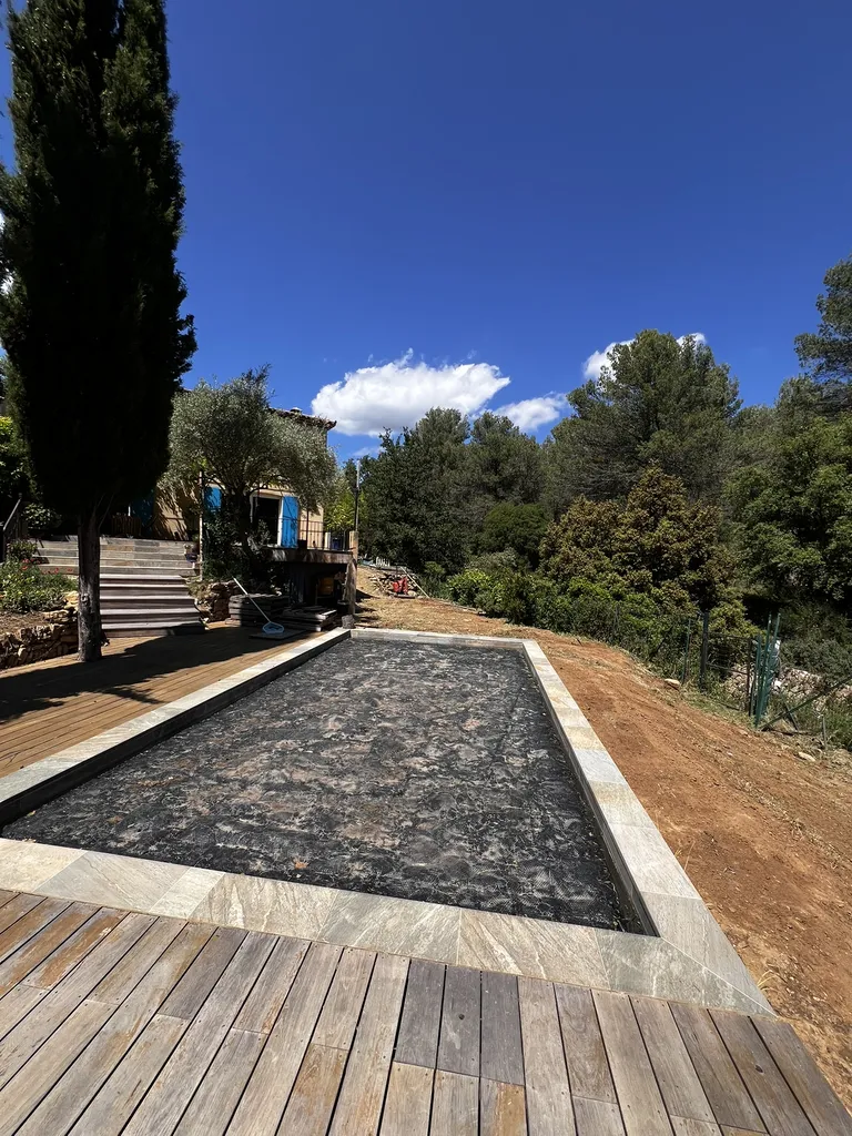 Aménagement paysager complet avec arrosage automatique, opus incertum et massifs méditerranéens au Beausset