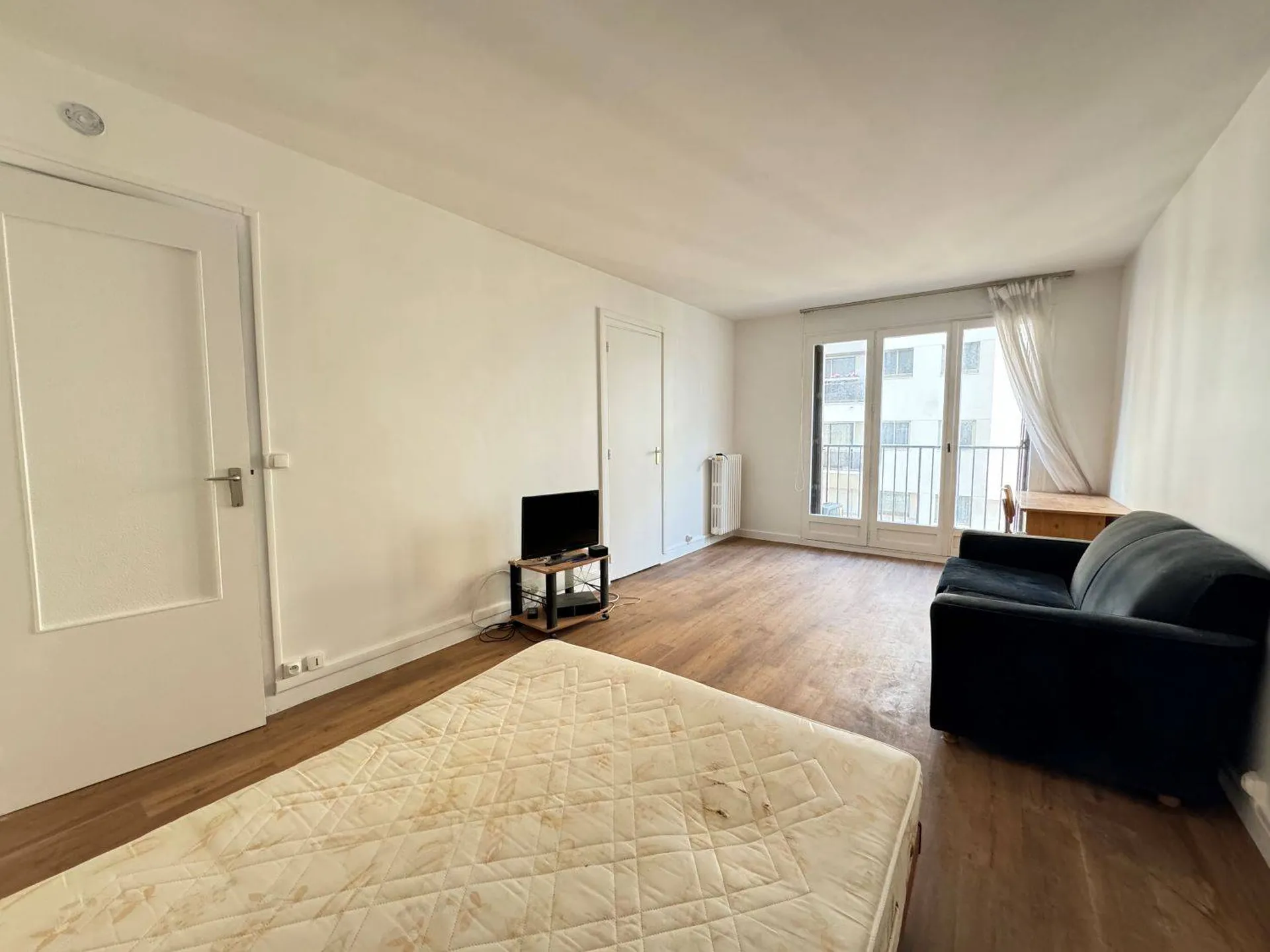 Grand studio avec balcon à vendre - Rue du Théâtre 75015