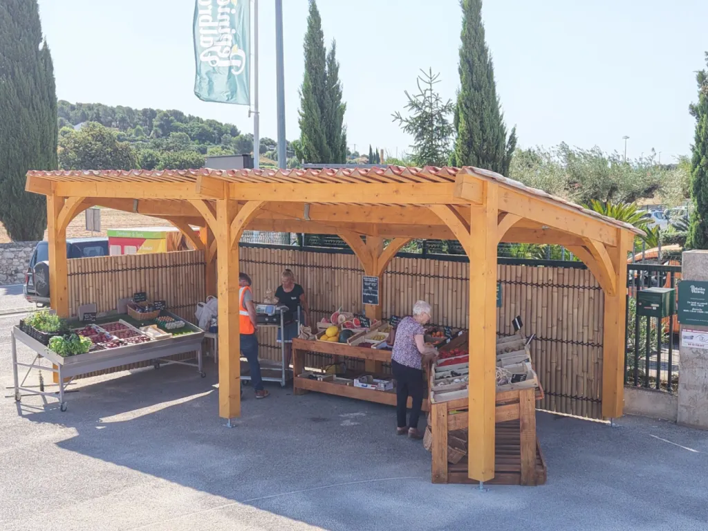 Construction sur mesure d’un abri bois de 7,5 m x 3 m à Ollioules (83190) : un projet à 8 000–10 000 € mené pour la Pépinière Valbray, 262 avenue Jean Monnet, par un artisan charpentier local expert