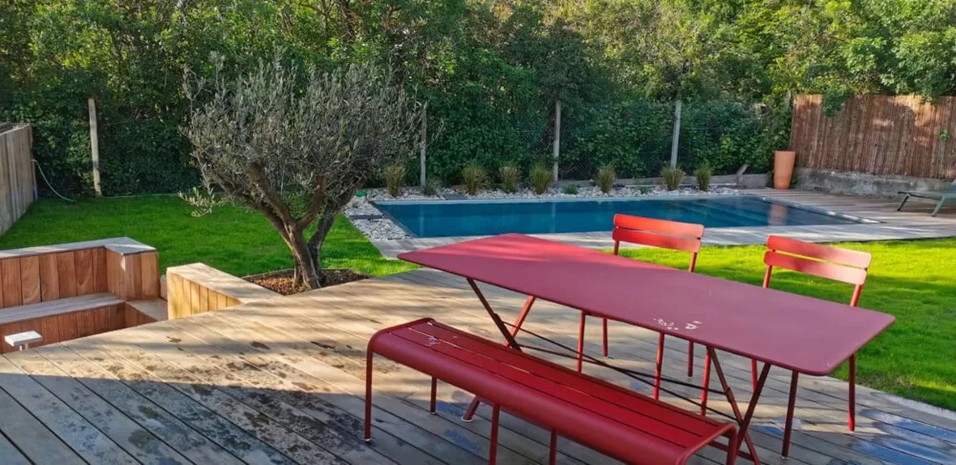 Construction de piscine en inox haut de gamme et sur mesure enterrée avec finitions personnalisées comme bassin à débordement ou miroir à Paris et toute la France