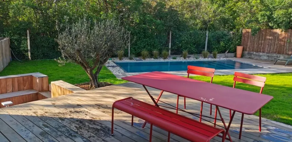 Construction de piscine en inox haut de gamme et sur mesure enterrée avec finitions personnalisées comme bassin à débordement ou miroir à Paris et toute la France