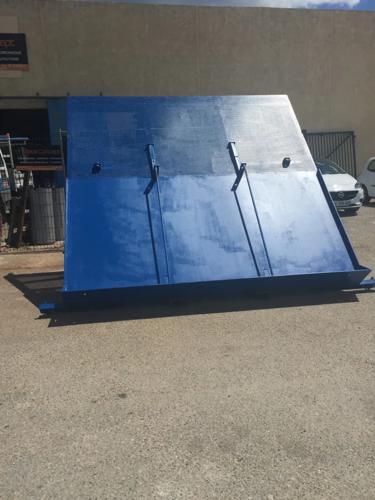 REALISATION ET POSE PORTE BASCULANTE SUR MESURE ACIER AVEC CONTRE POIDS CHANTIER LES PENNES MIRABEAU