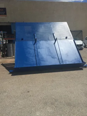 REALISATION ET POSE PORTE BASCULANTE SUR MESURE ACIER AVEC CONTRE POIDS CHANTIER LES PENNES MIRABEAU