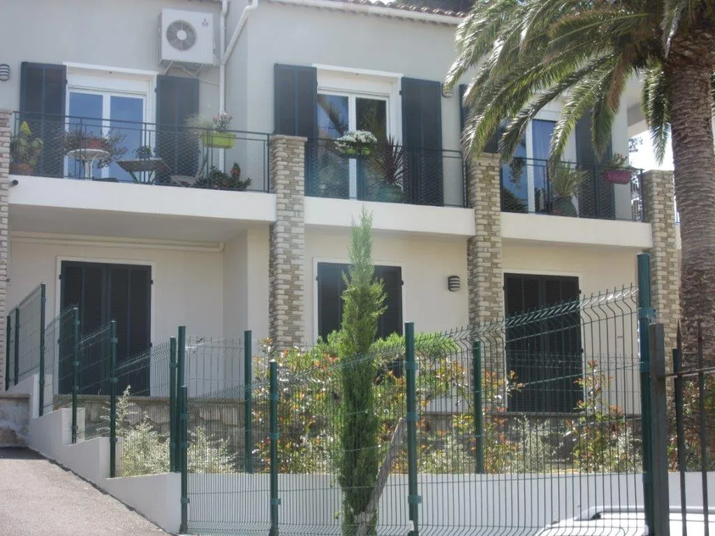 Appartement en exclusivité 4 Six Fours les Plages avec terrasse et jardin