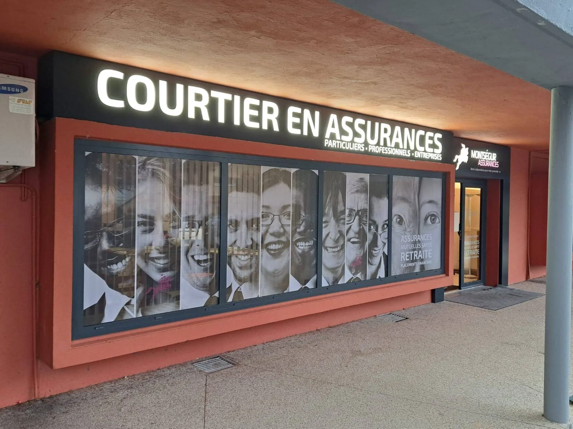 Enseigne lumineuse pour la société de courtage en assurances Montségur Assurance à Pamierss