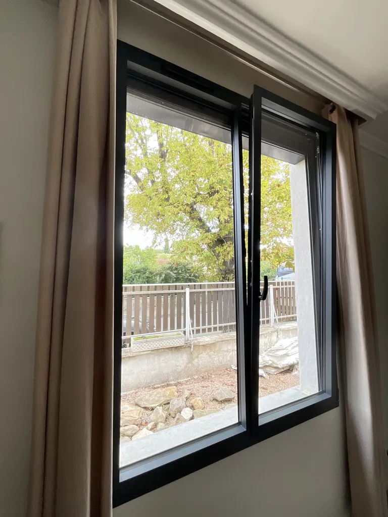 Fenêtre à 2 vantaux avec système oscillo-battant à Aix