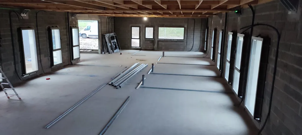 Ferraillage du sol avec implantation des cloisons d'une maison