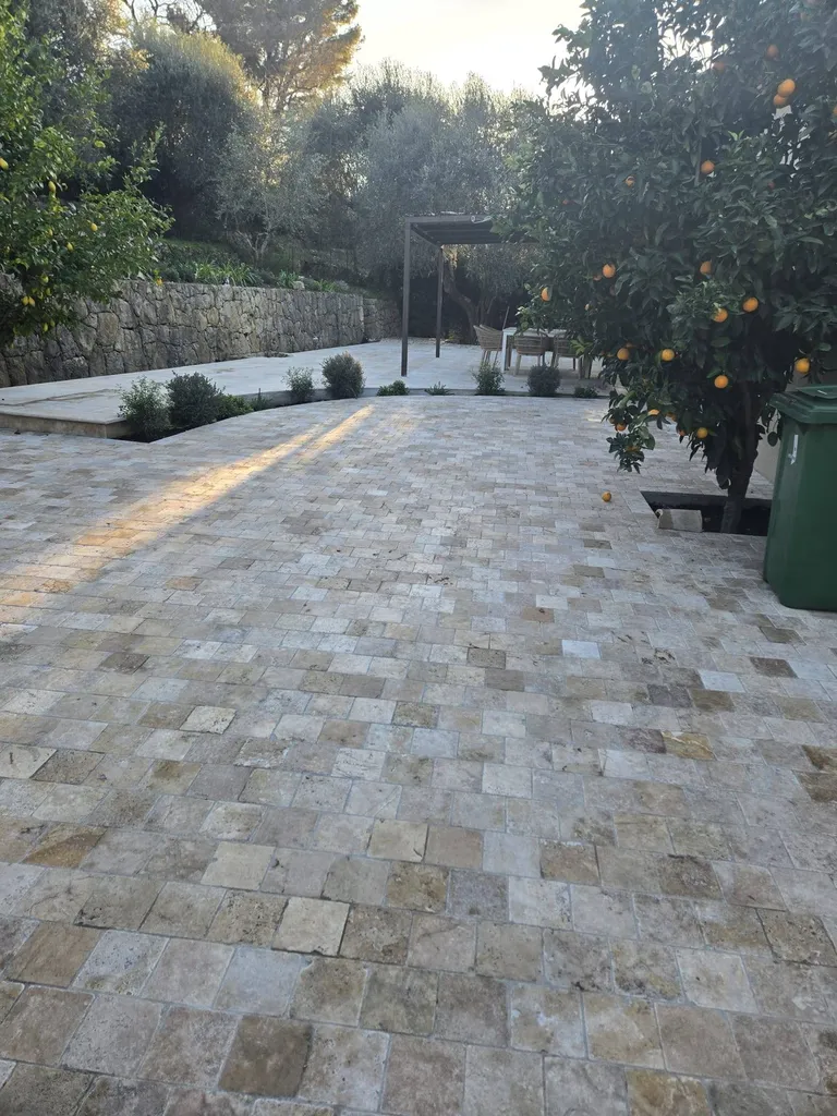 Terrasse en pavé travertin beige