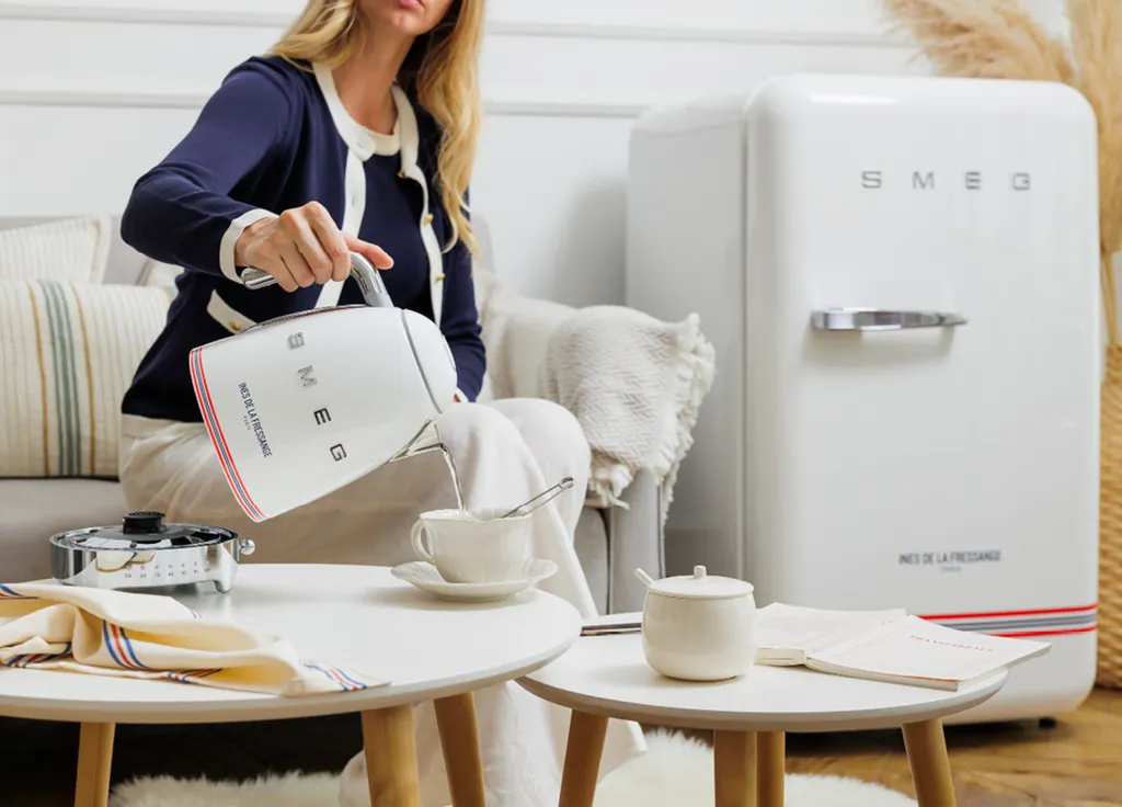 Trouver la collection Inès de La Fressange par Smeg avec bouilloire et grille-pain assortis à Saint-Étienne-du-Bois près de Bourg-en-Bresse