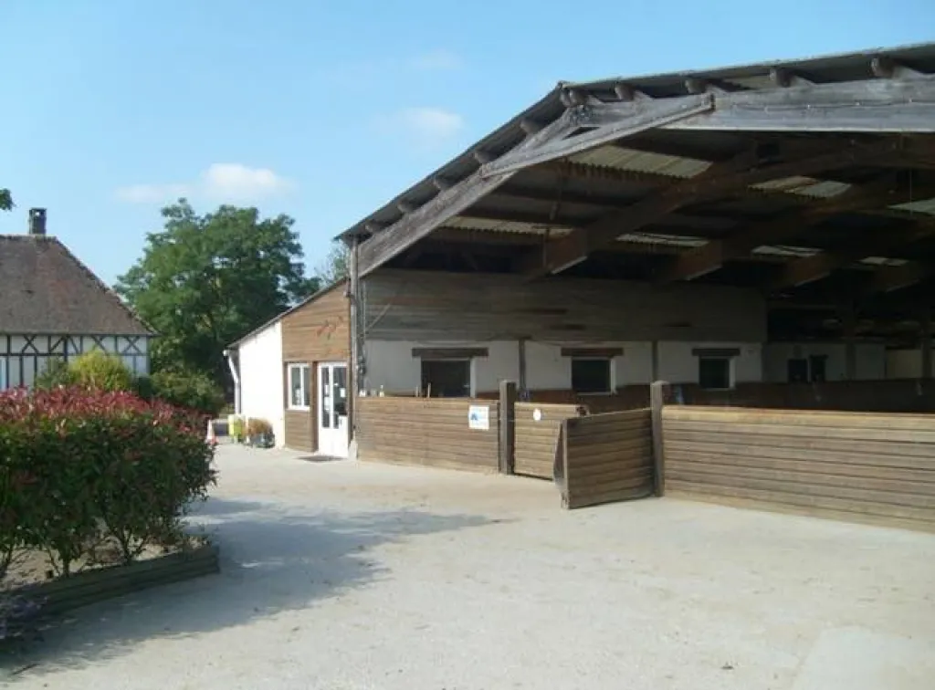 A vendre propriété équestre édifiée sur un terrain de 80 000 m² sur la commune de LES BAUX DE BRETEUIL 27160