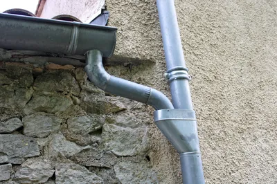 Travaux de zinguerie à Saint-Germain-en-Laye avec remplacement de gouttières cuivre et réparation de naissances d’eaux pluviales