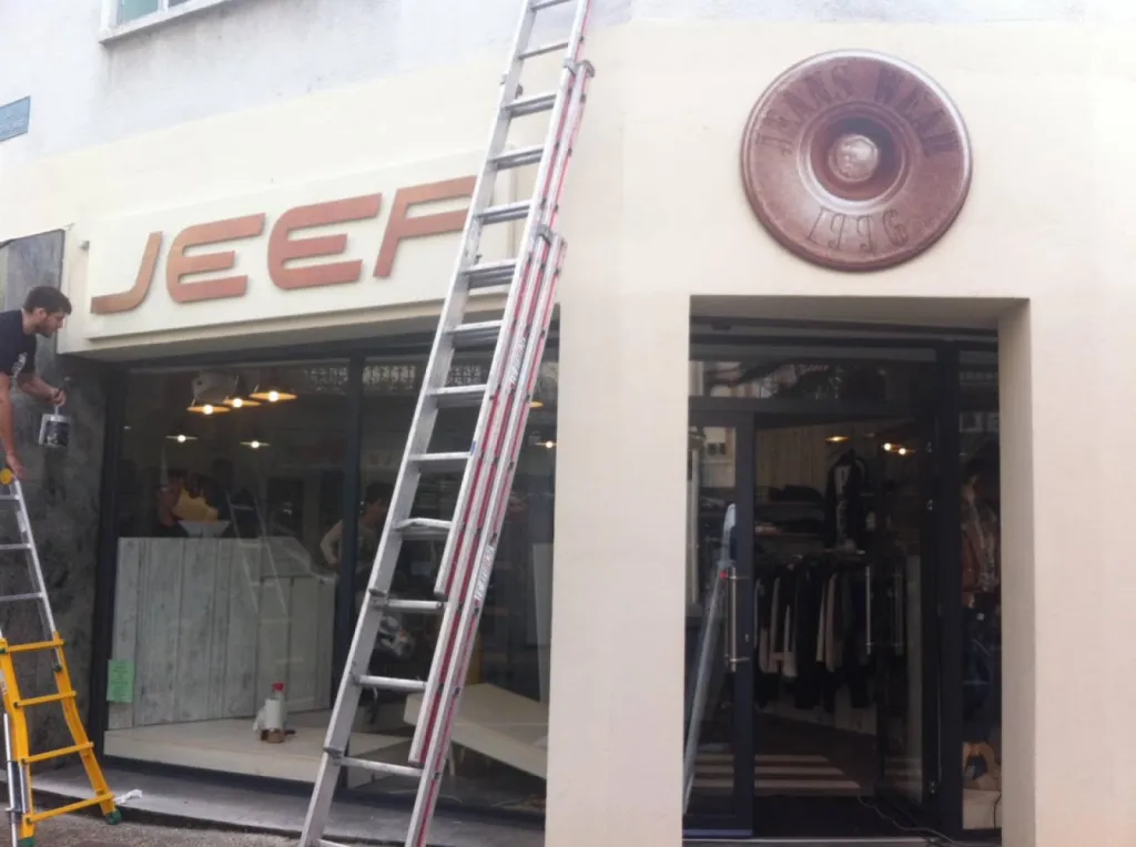 Enseigne avec rétro éclairage pour le commerce Jeep à Pamiers
