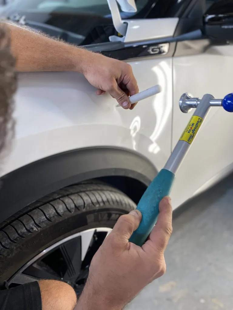 Carrosserie pour débosselage sans peinture (DSP) économique à Carnoux