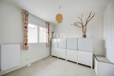 En exclusivité Maison à vendre proche du Lycée international de Saint -Germain-en-Laye, une belle maison de 5 chambres avec un intérieur moderne.