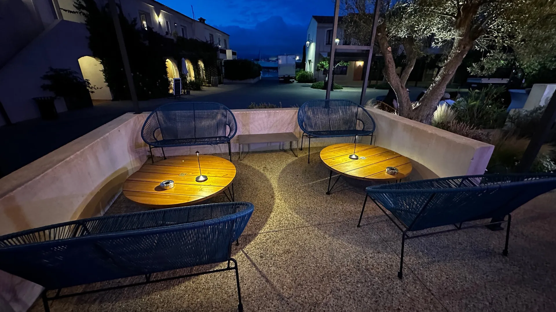 location lampe de table led pour diner à hyéres dans le var