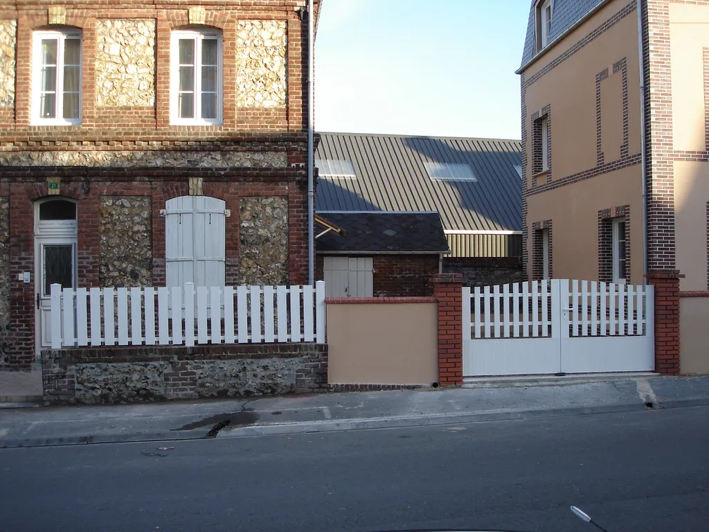 Installation de Portail Motorisé en PVC à 2 Battants pour Particuliers à Grand Quevilly et son Agglomération en Seine-Maritime 76